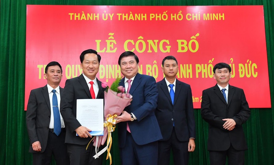 Chủ tịch UBND TPHCM Nguyễn Thành Phong trao quyết định phê chuẩn chức danh chủ tịch UBND TP Thủ Đức cho ông Hoàng Tùng (trái) và 3 Phó Chủ tịch UBND TP Thủ Đức 