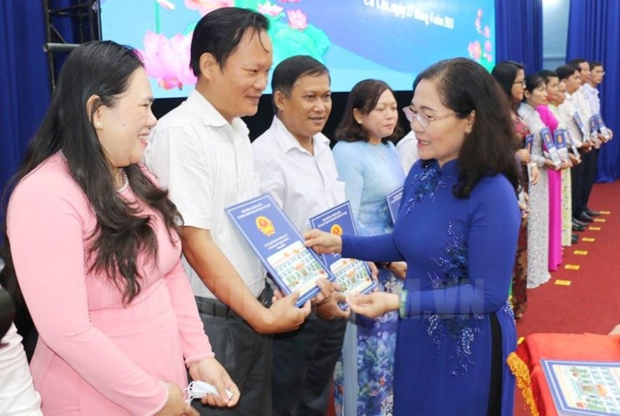 Chủ tịch HĐND TPHCM Nguyễn Thị Lệ trao Nghị quyết của HĐND TPHCM về việc đặt tên đường theo tên các Bà mẹ Việt Nam anh hùng. Ảnh: Thành ủy TPHCM