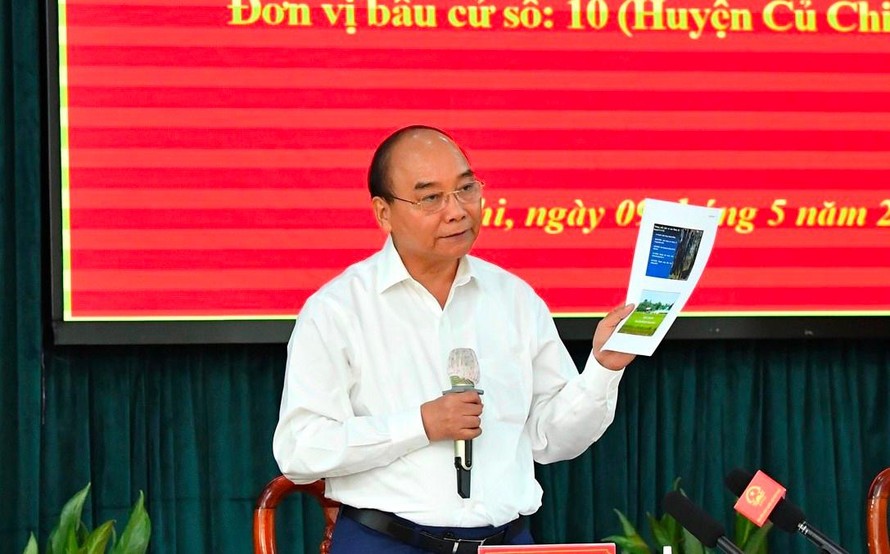 Chủ tịch nước Nguyễn Xuân Phúc trao đổi với các cử tri 