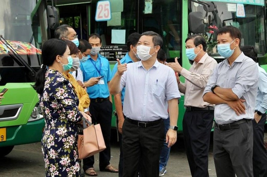 Phó Chủ tịch UBND TPHCM Dương Anh Đức kiểm tra hoạt động của xe buýt tại bến xe khách quận 8