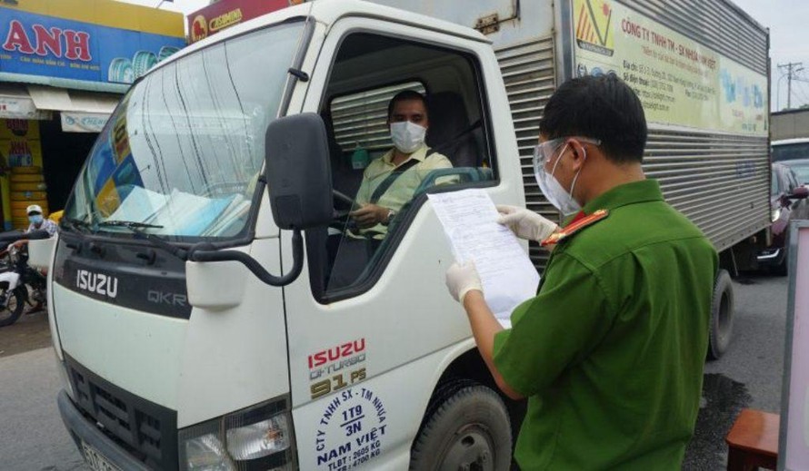 Xe chở hàng bị ‘làm khó’, TPHCM báo cáo khẩn với Tổ công tác của Chính phủ