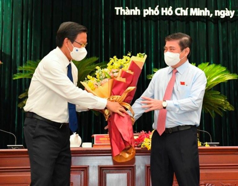 Ông Nguyễn Thành Phong bàn giao nhiệm vụ Chủ tịch TPHCM 