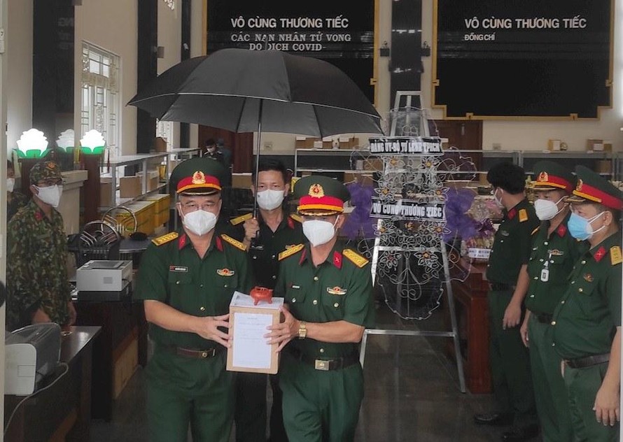 Tro cốt nạn nhân COVID-19 ở miền Trung được Bộ Tư lệnh TPHCM bàn giao cho đoàn công tác thuộc Quân khu 5.