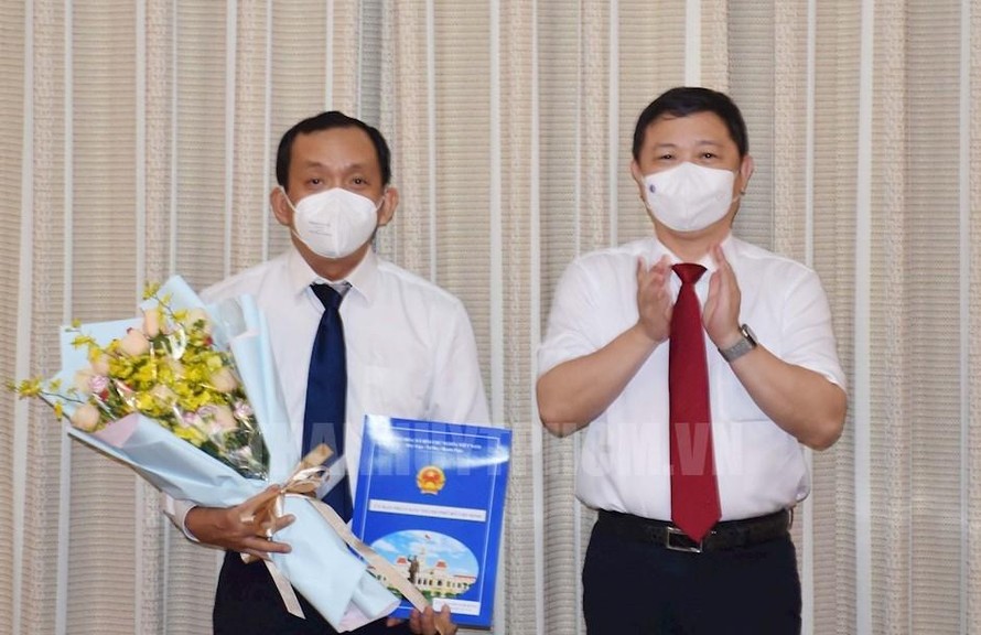 Tân Phó giám đốc Sở Y tế Nguyễn Anh Dũng (trái). Ảnh: Thành ủy TPHCM