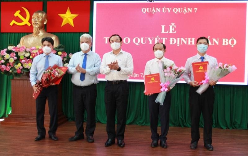 Bí thư Thành ủy TPHCM Nguyễn Văn Nên trao quyết định cán bộ
