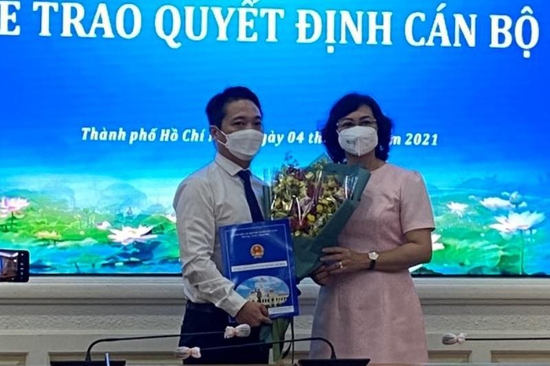 Ông Lê Trương Hiền Hoà (trái) nhận quyết định bổ nhiệm từ Phó Chủ tịch UBND TPHCM Phan Thị Thắng