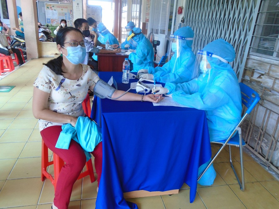 Nhân viên y tế TPHCM tiêm vắc xin phòng COVID-19 cho người dân