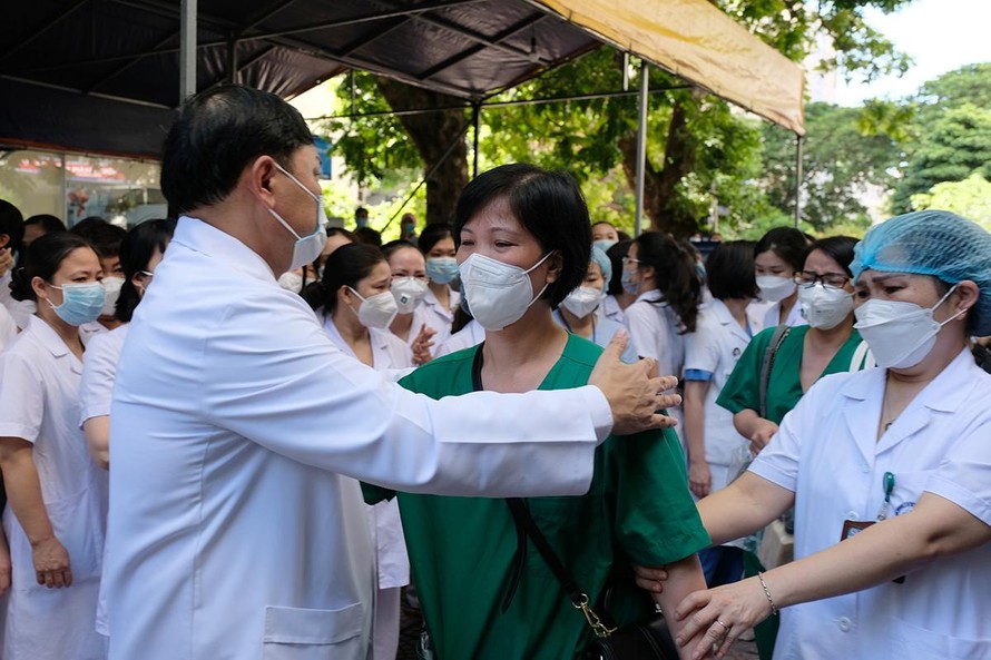 Bệnh viện Phụ sản Trung ương tiễn 122 y bác sĩ vào chi viện TPHCM chống dịch trong thời điểm dịch bệnh diễn ra căng thẳng 