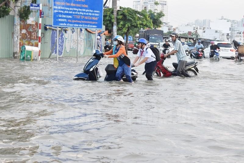 Triều cường kết hợp với mưa lớn gây ngập nước đường Trần Xuân Soạn (quận 7, TP HCM). Ảnh: ANH VŨ 