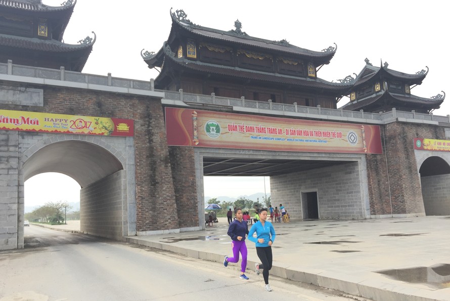 Khu vực cổng tam quan trên đường Tràng An, Ninh Bình sẽ là nơi diễn ra lễ khai mạc và thi đấu Việt dã toàn quốc và Marathon giải báo Tiền Phong lần thứ 58 năm 2017 ảnh H.H