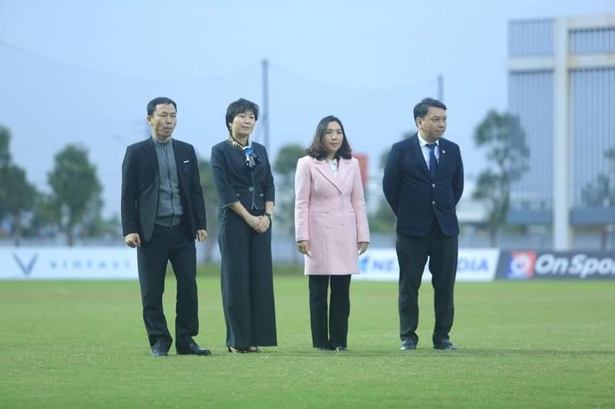 Luật sư Nguyễn Thị Mỹ Dung (thứ 2 bên phải) đắc cử Ban Kỷ luật FIFA nhiệm kỳ 2021-2025 ảnh Anh Đoàn