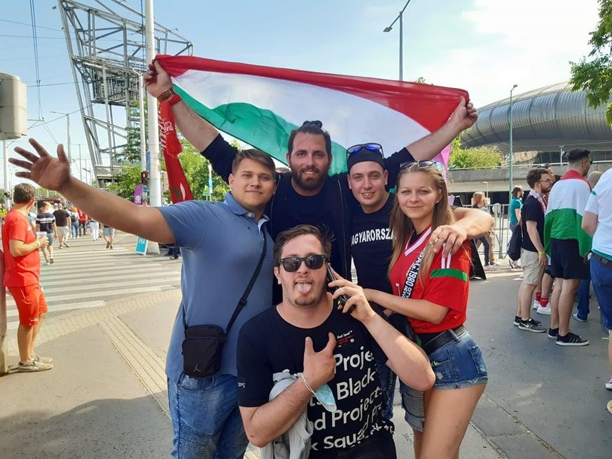 Các cổ động viên Hungary hào hứng trước trận đấu với Bồ Đào Nha ảnh Hoàng Linh