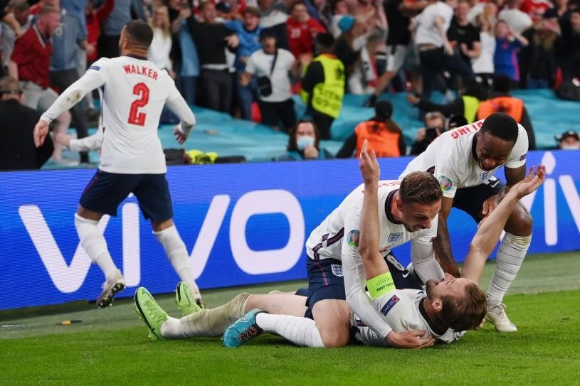 Các cầu thủ Anh ăn mừng bàn quyết định tấm vé vào chung kết cho tuyển Anh trong trận bán kết EURO 2020 thắng Đan Mạch 2-1