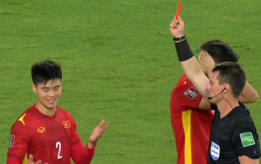 Đội tuyển Việt Nam thua ngược đáng tiếc sau tấm thẻ đỏ của Duy Mạnh 