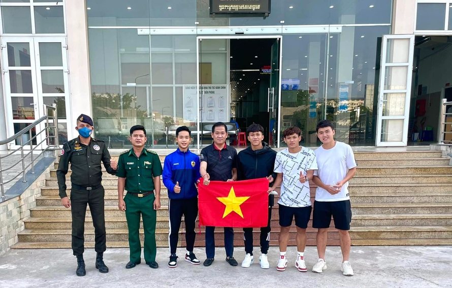 Cầu thủ 'chi viện' cho U23 Việt Nam đã đến Campuchia sau 7 tiếng đi ô tô