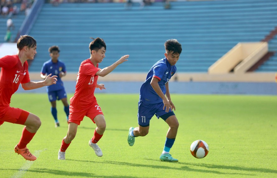 U23 Lào đã dẫn trước U23 Singapore tới những phút cuối, nhưng lại đánh rơi chiến thắng đáng tiếc ảnh Như Ý