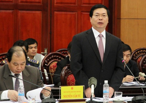 Bộ trưởng Vũ Huy Hoàng (đứng) trong phiên giải trình sáng 7/1. Ảnh: N.Hưng.