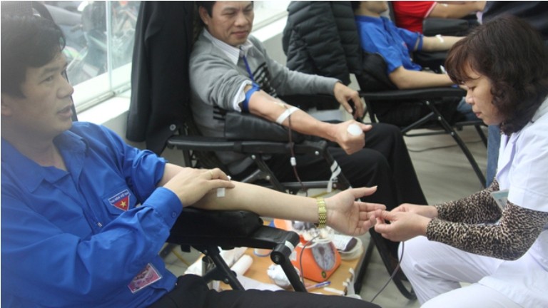 Bí thư Tỉnh Đoàn (áo xanh) và PGĐ BVĐK Nghệ An tham gia hiến máu. Rộn ràng lễ hội hiến máu tình nguyện tại Nghệ An.