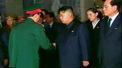 Ông Kim Jong-un bắt tay một quan chức quân đội trong khi Kim Yeo-jong đứng phía sau
