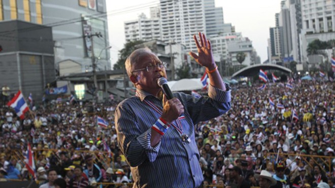 Lãnh đạo biểu tình Suthep Thaugsuban phát biểu trước những người ủng hộ ở Bangkok. Ảnh: AP