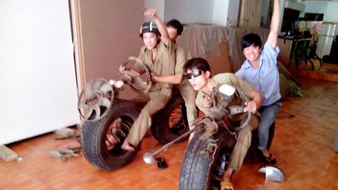 Từ khi còn nhỏ, anh Tuấn (người lái chiếc "mô tô tự chế" bên trái) và nhóm bạn cùng quê rất thích những đồ chơi tự chế như thế này. Ảnh: Kenny Nguyễn