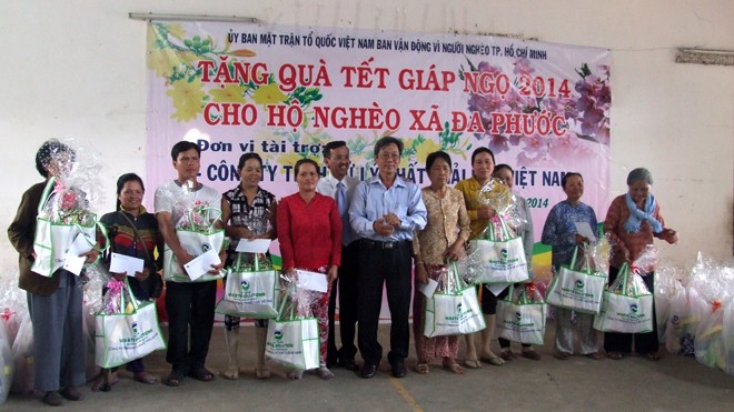Ông David Dương- Chủ tịch HĐQT VWS trao quà cho người nghèo