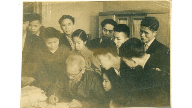 Năm 1955 Bác Hồ đến thăm những học sinh Việt Nam đầu tiên sang LX học tập