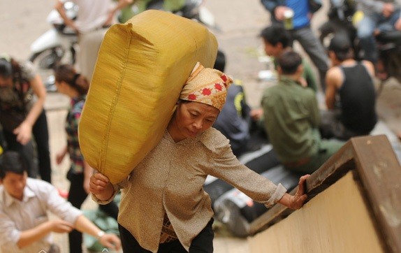 Nữ phu bốc vác tại chợ Đồng Xuân. Ảnh: Dân Việt