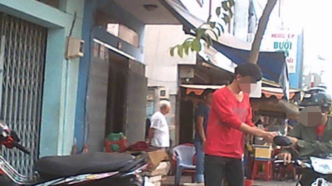 Cảnh mua bán cần sa tại khu vực chợ Nancy - Ảnh: Gia Huy