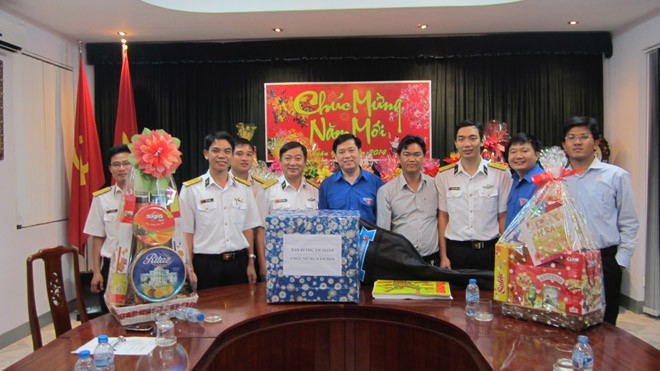 Bí thư Trung ương Đoàn Nguyễn Long Hải tặng quà Tết cho các các chiến sĩ Lữ đoàn 171. 