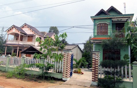Nhiều ngôi biệt thự, nhà cao tầng đang mọc lên nơi làng biển Chanchu Bình Minh, huyện Thăng Bình nhờ ngư dân xuất ngoại.