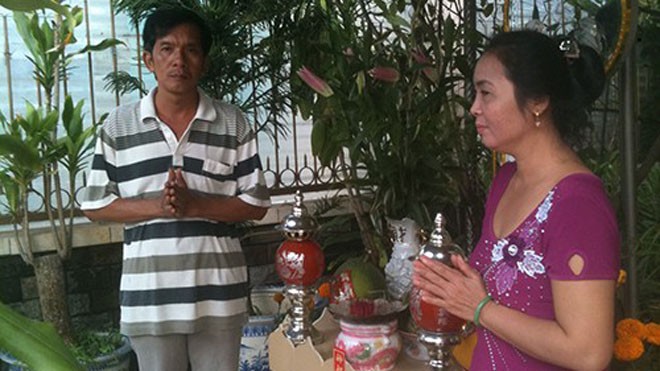 Trúng 5 tờ vé số độc đắc, vợ chồng anh Huỳnh Thanh Dũng và chị Võ Thị Kim Yến luôn tìm cách giúp người khó khăn. 