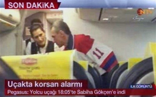 Ảnh chụp màn hình tivi Thổ Nhĩ Kỳ cho thấy nghi phạm âm mưu cướp máy bay. Ảnh: Telegraph