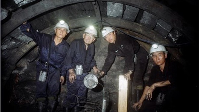 Tiến sĩ Isei cùng các công nhân Việt Nam tại mỏ Hồng Thái