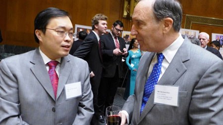 Sherman Katz và anh Lưu Ngọc Khang (trái) đang bàn Flappy Bird - Ảnh: HM
