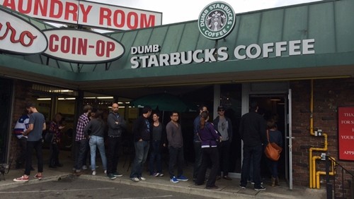 Dumb Starbucks mới được mở cửa cuối tuần trước. Ảnh: Hollywood Reporter