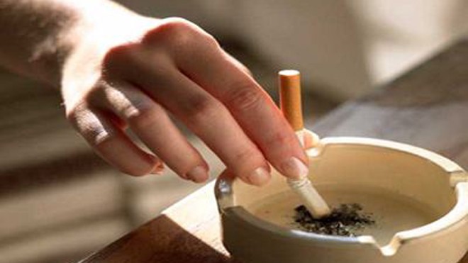 Tránh cả hút thuốc lá thụ động là cách phòng tránh ung thư phổi. Ảnh minh họa