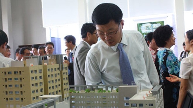 Một người Hàn Quốc đang tìm hiểu thông tin một dự án căn hộ ở Q.9, TP.HCM - Ảnh: Đình Sơn