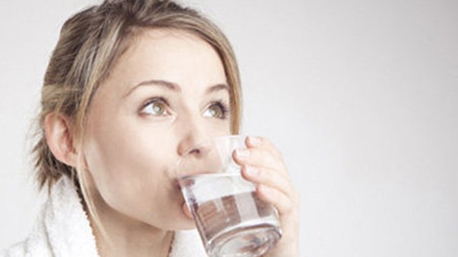 Nên dùng nước muối 0,9% súc miệng sau đánh răng buổi sáng, buổi tối