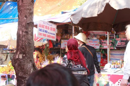 Quán Hà Thanh (nằm cách động Hương Tích chừng 50 mét) khiến du khách bức xúc vì thường xuyên bán hàng với giá cao.