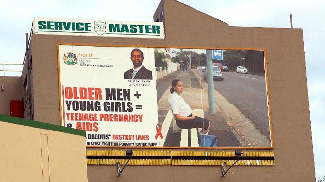 Một tấm biển ở Nam Phi với nội dung cảnh báo mối nguy hiểm của căn bệnh HIV/AIDS đối với vị thành niên