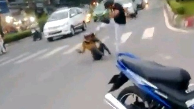 Cô gái bị chồng đánh ngất xỉu giữa phố Sài Gòn
