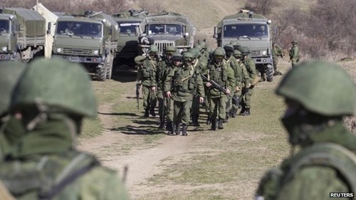 Binh sĩ, được cho là của Nga, đang đóng quân bên ngoài nhiều căn cứ quân sự của Ukraine ở nước cộng hòa tự trị Crimea. Ảnh: Reuters.