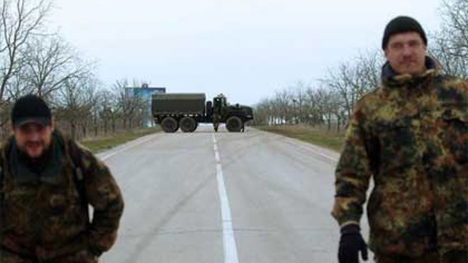 Lực lượng vũ trang phong tỏa sân bay quân sự Ukraine ở Belbek, gần thủ phủ Simferopol thuộc bán đảo Crimea ngày 2/3. (Nguồn: AFP/TTXVN) 