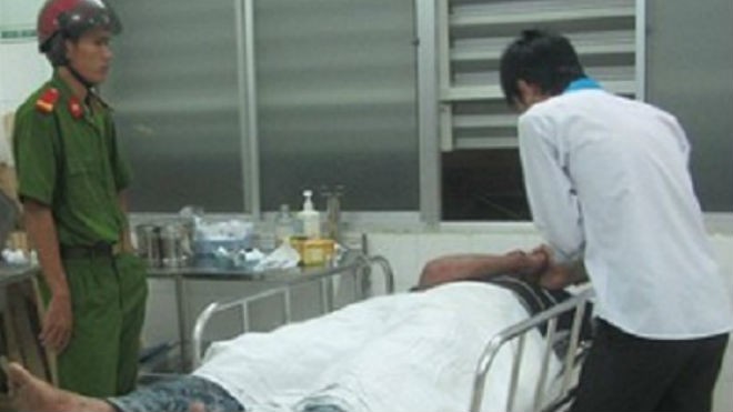 Trần Văn Cường đang cấp cứu tại bệnh viện.