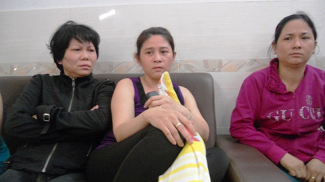 Mẹ nạn nhân Lư Vĩnh Đạt (ngồi giữa) rầu rĩ chờ an táng con