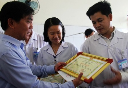 Giám đốc Sở Y tế Quảng Ngãi Nguyễn Tấn Đức trao khen thưởng cho các y, bác sỹ tham gia kíp mổ Sau 3 ngày điều trị, hiện sức khỏe của bệnh nhân Đinh Văn Tà đã qua cơn nguy kịch và tạm thời ổn định.