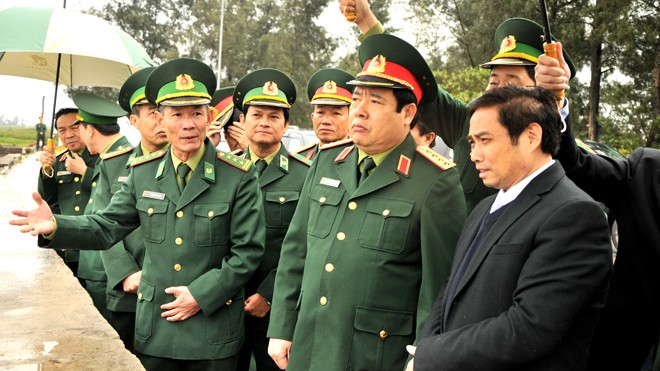 Đại tướng Phùng Quang Thanh và ông Phạm Minh Chính kiểm tra thực địa khu vực cửa sông Bắc Luân