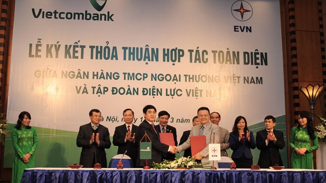 Ông Nghiêm Xuân Thành, Ủy viên HĐQT kiêm Tổng Giám đốc Vietcombank (hàng đầu, bên trái) và ông Phạm Lê Thanh, Tổng Giám đốc EV ký kết thỏa thuận hợp tác toàn diện 