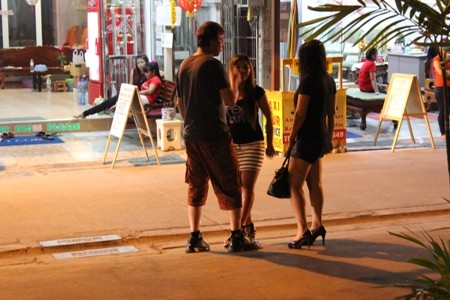 Ở Pattaya hoạt động mại dâm được công khai dưới sự quản lý của nhà nước nên khi ra đường du khách sẽ không khỏi thấy lạ lẫm bắt gặp những cô gái ăn mặc hở hang đầy ngoài đường chào mời, thậm chí lôi kéo du khách vào quán của mình.
